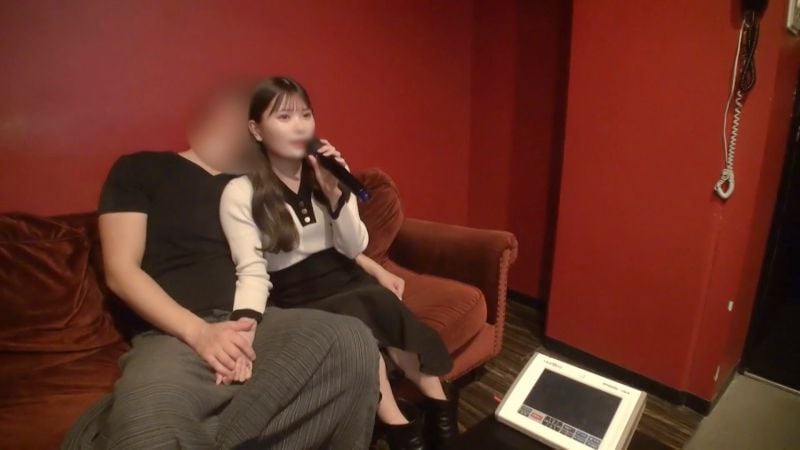 FC2-PPV-4118630 【无/初拍】卡拉OK包厢可爱女友在身旁让人受不了抽插做爱