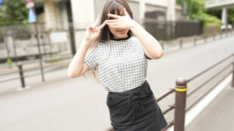 10musume_111125_01 一位资深女兵吐着舌头,摆出比出和平手势的颜艺表情。