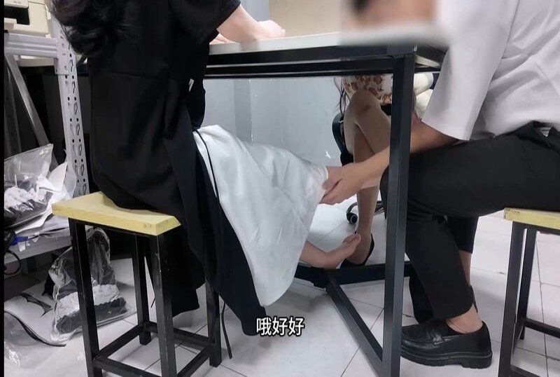 m-357 麻豆传媒 在女友背后扣舅妈的逼太刺激了