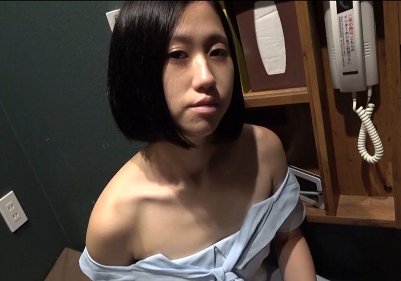 FC2-PPV-4597606 【無修正私拍】未處理陰毛的害羞貧乳女孩在漫畫喫茶裡偷偷幹砲！【評論特典高畫質】