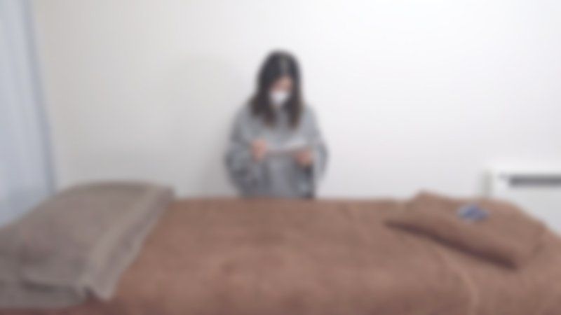 FC2-PPV-4817343 【無/生中出】一位非常漂亮且有氣質的女性來店了。她是一位工作之餘還在照顧孩子的美麗單親媽咪，真是太棒了。